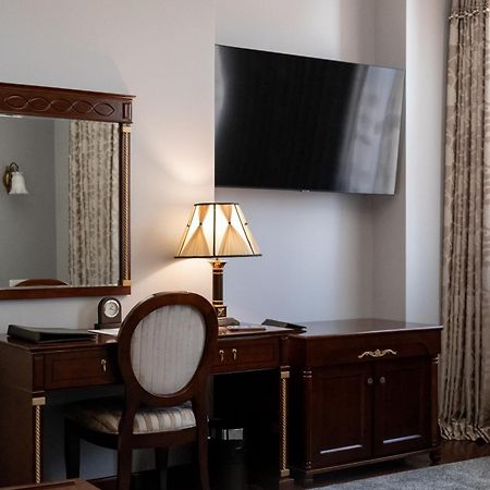 Allureinn Hotel And Spa Чернивци Екстериор снимка