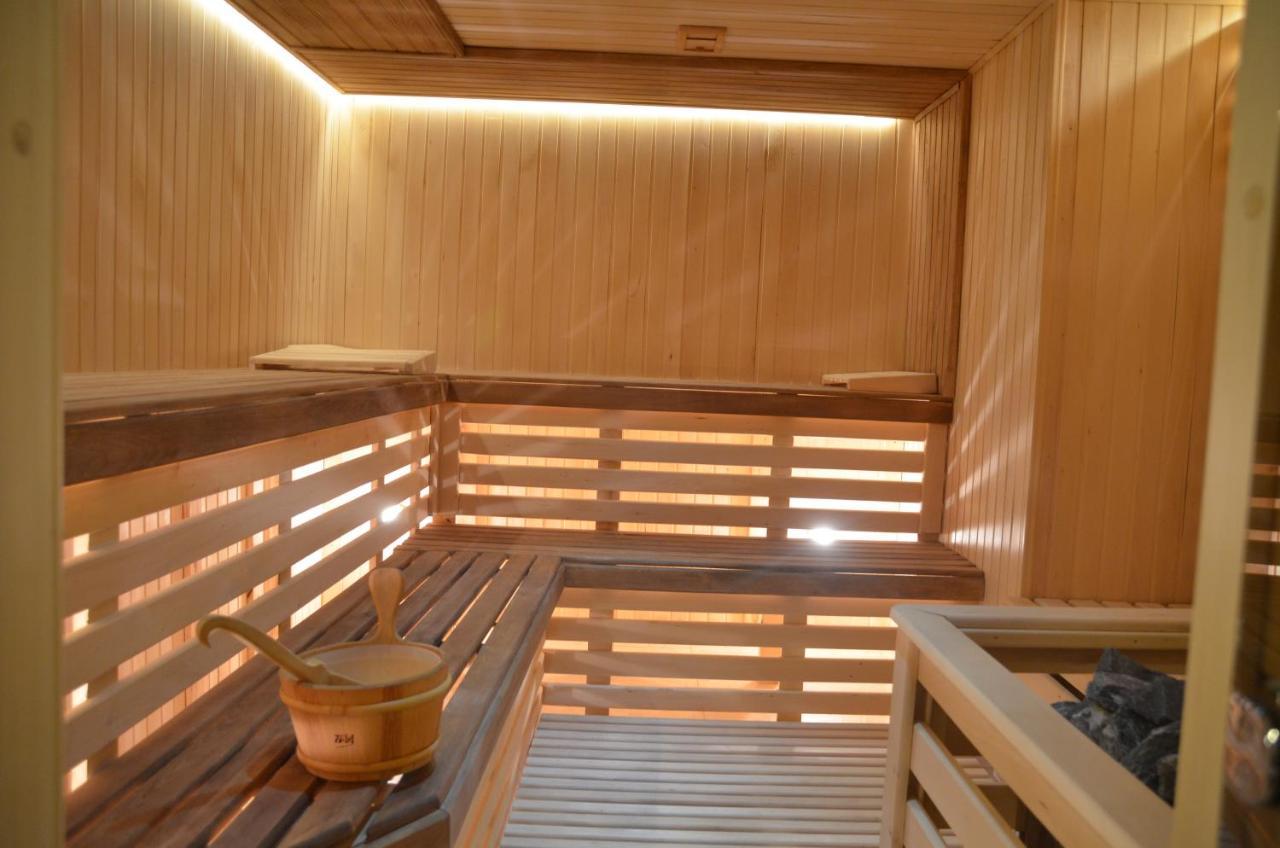 Allureinn Hotel And Spa Чернивци Екстериор снимка