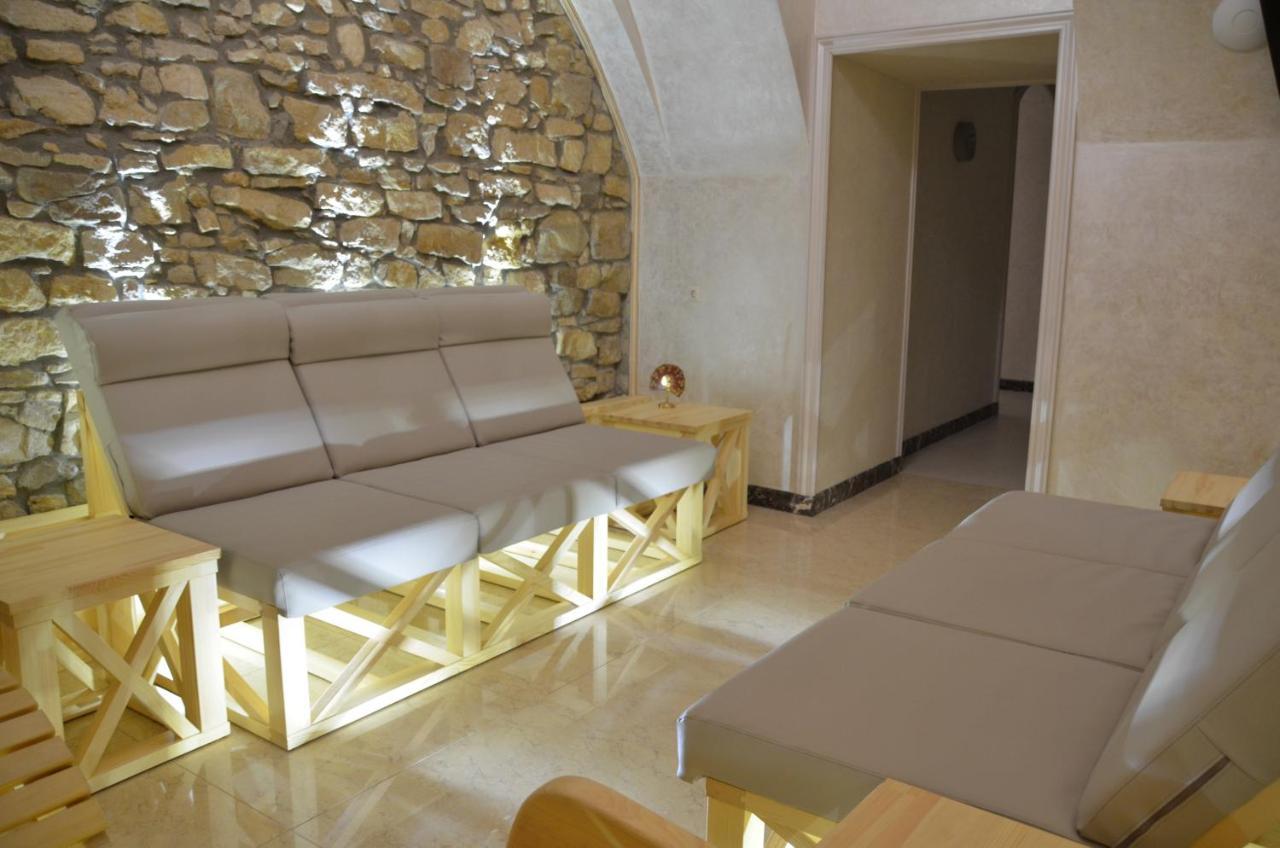 Allureinn Hotel And Spa Чернивци Екстериор снимка