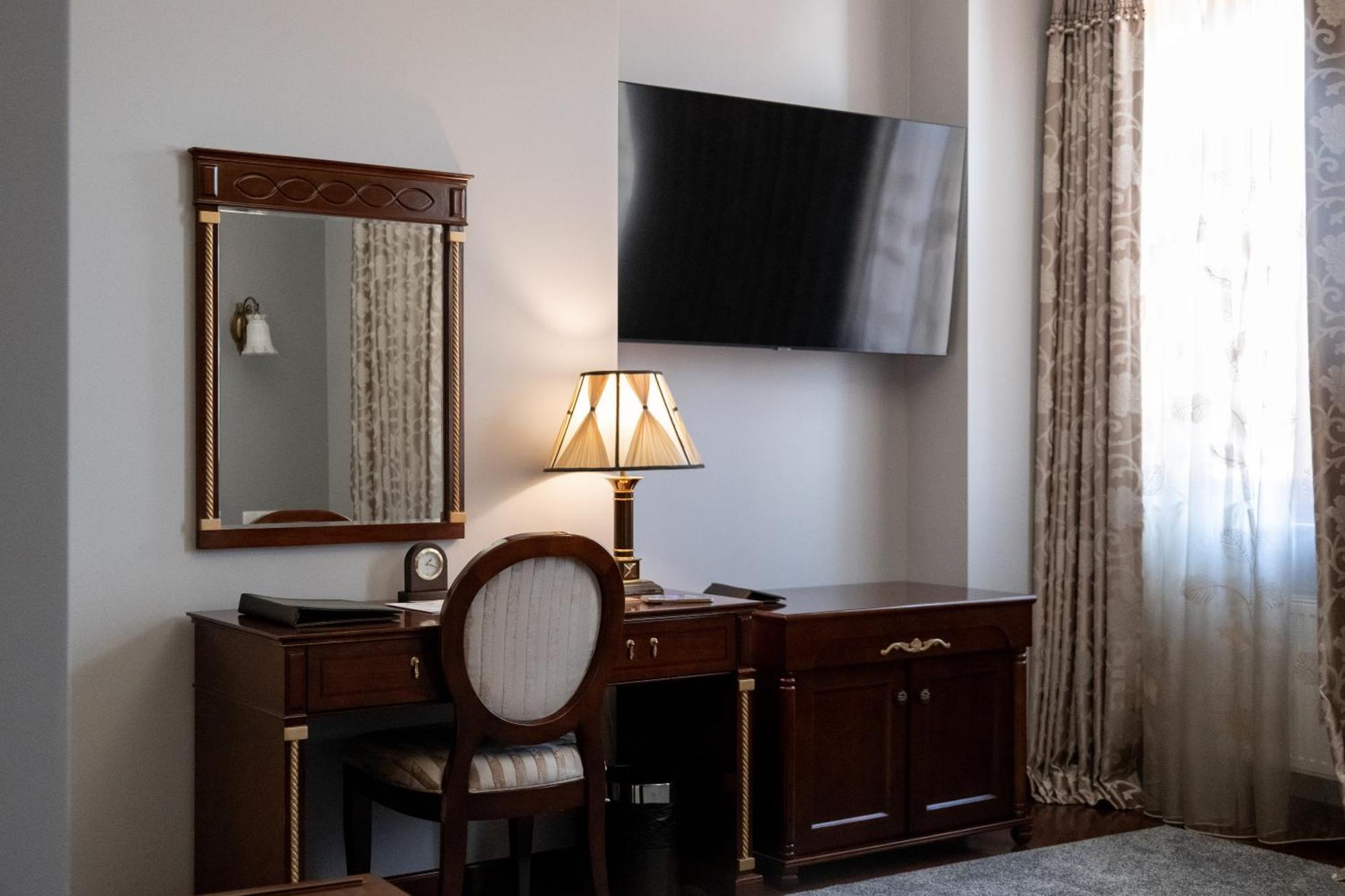 Allureinn Hotel And Spa Чернивци Екстериор снимка