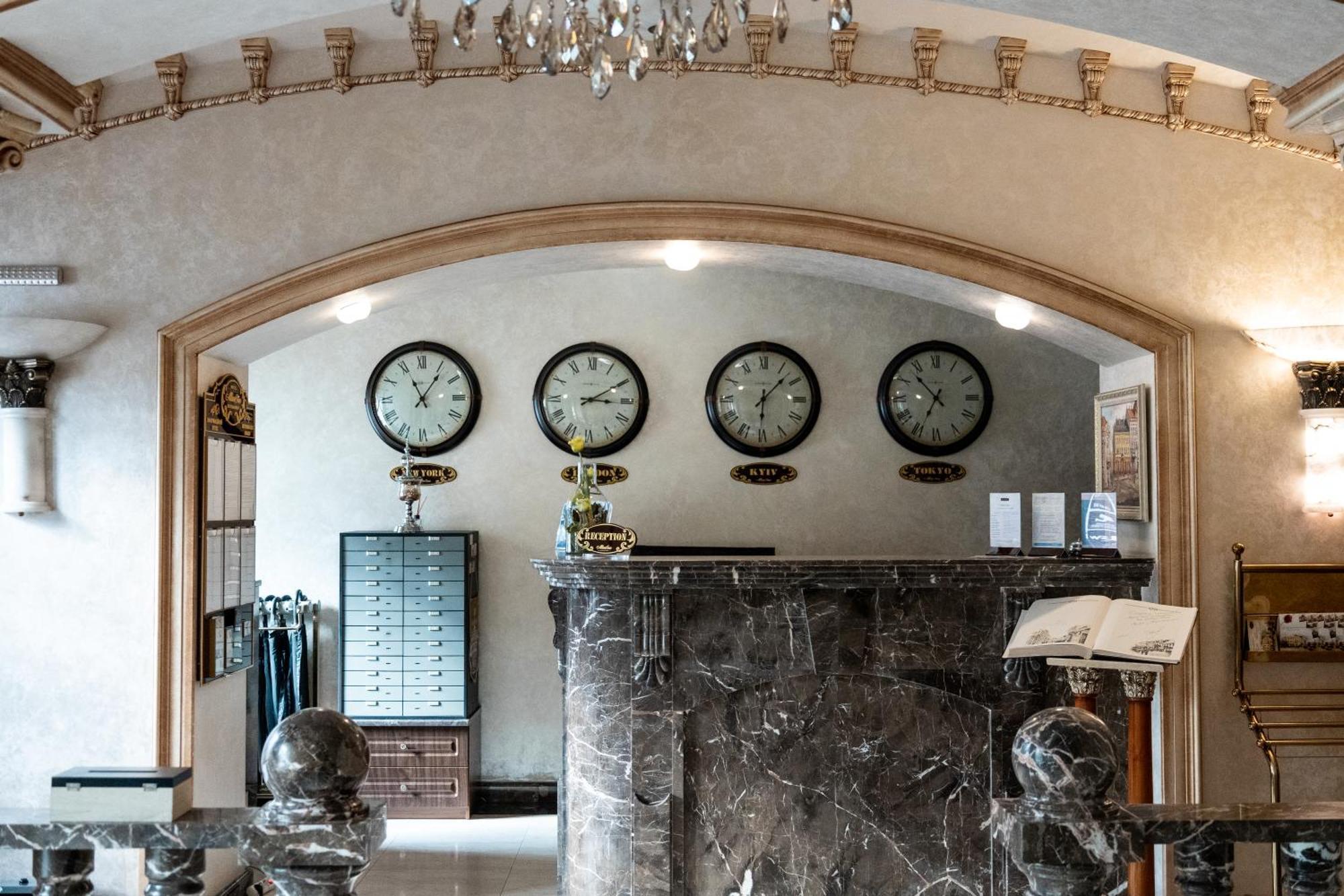 Allureinn Hotel And Spa Чернивци Екстериор снимка