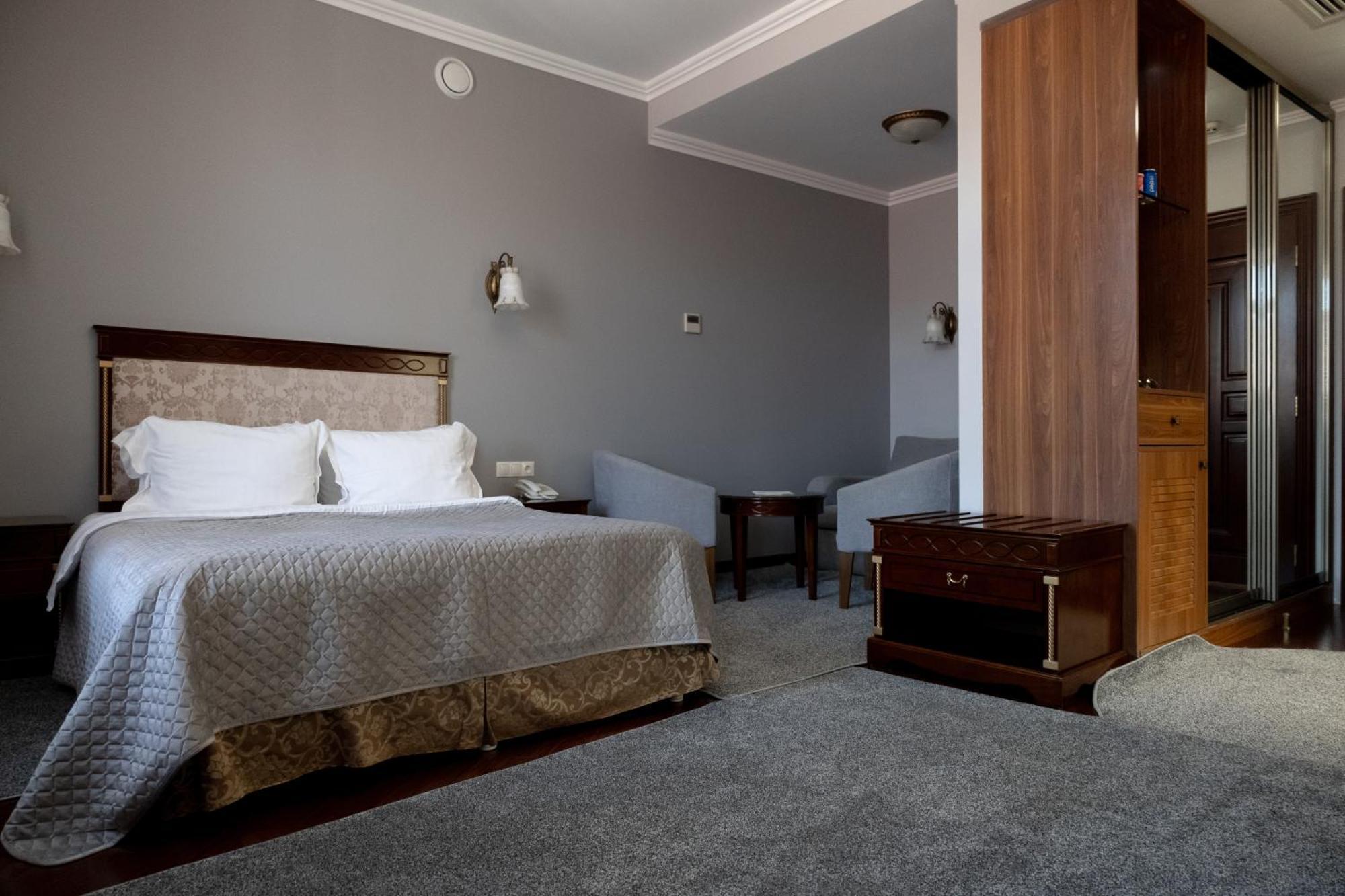 Allureinn Hotel And Spa Чернивци Екстериор снимка