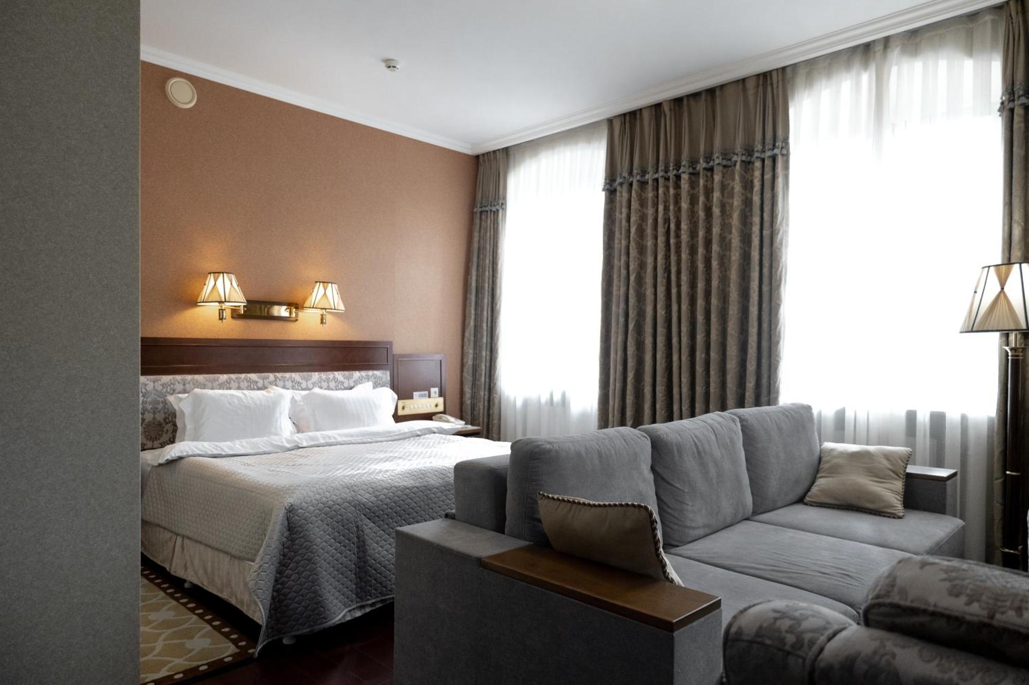 Allureinn Hotel And Spa Чернивци Екстериор снимка