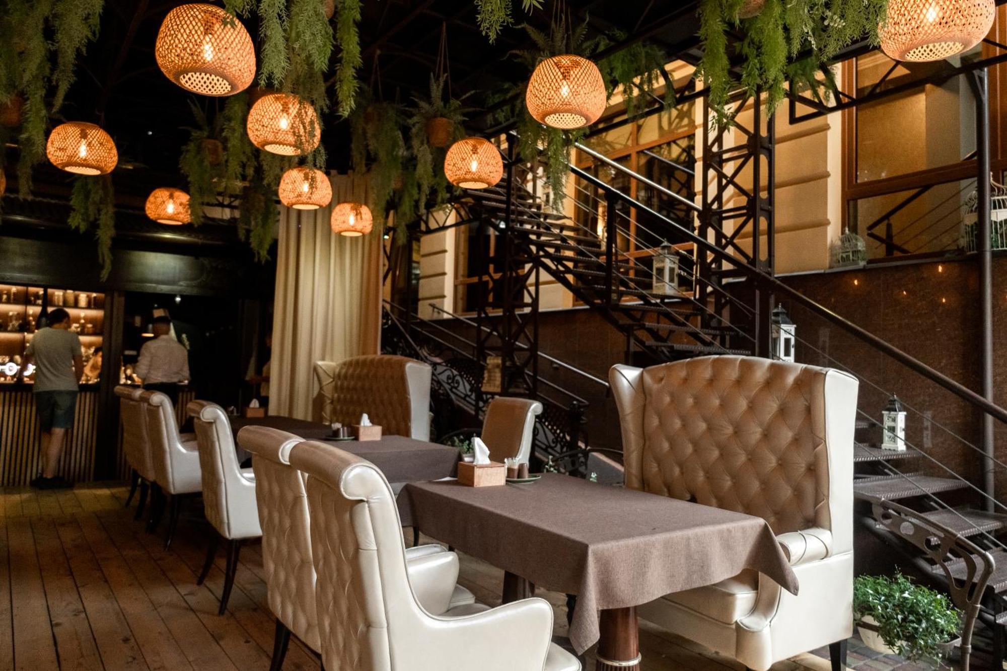 Allureinn Hotel And Spa Чернивци Екстериор снимка