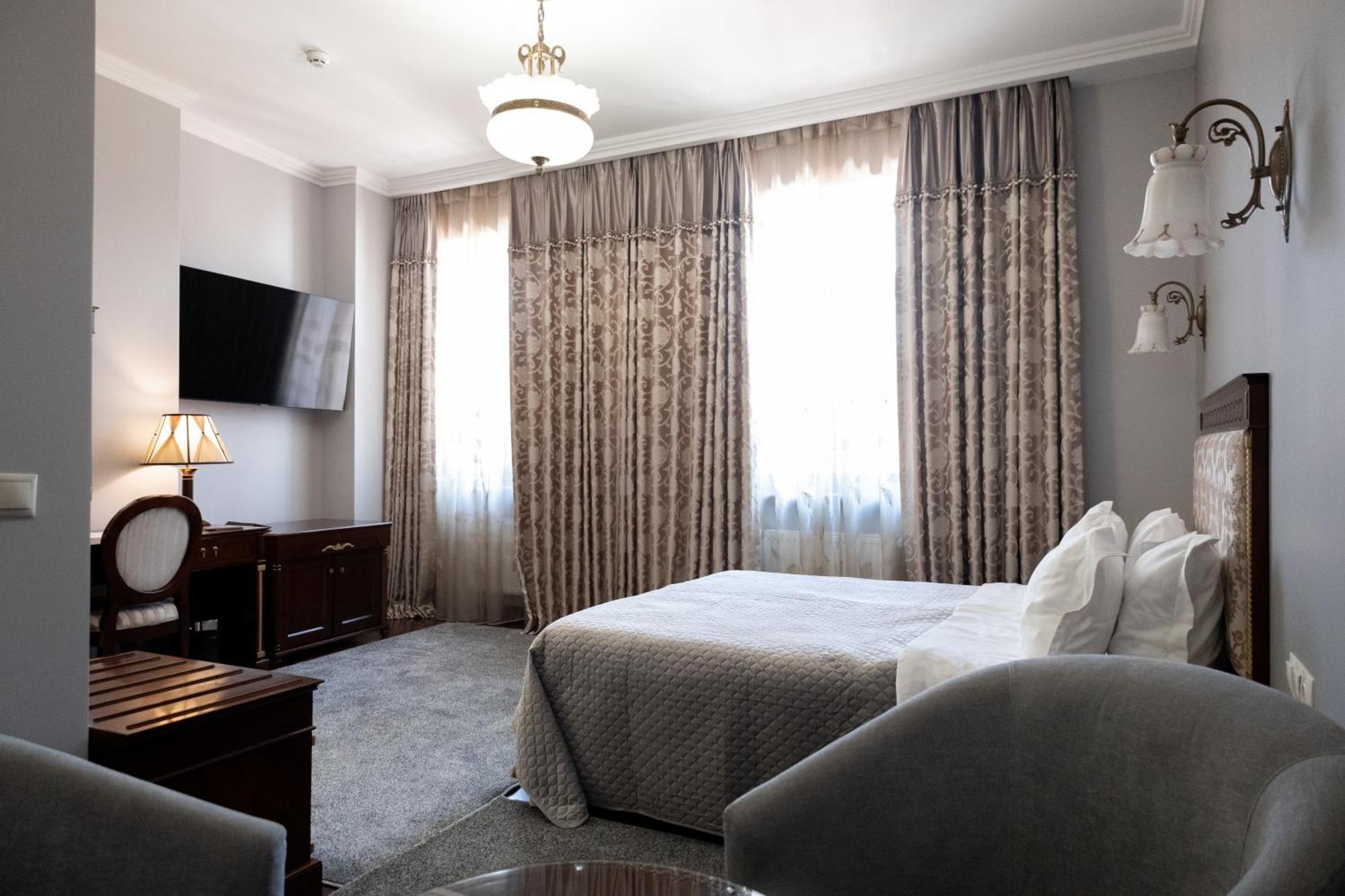 Allureinn Hotel And Spa Чернивци Екстериор снимка