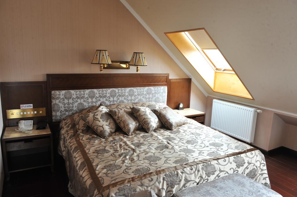 Allureinn Hotel And Spa Чернивци Екстериор снимка