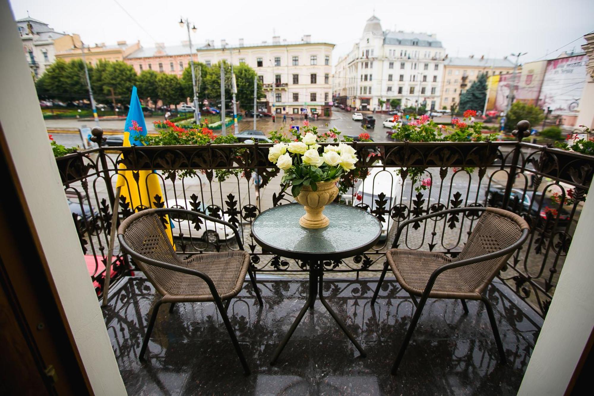 Allureinn Hotel And Spa Чернивци Екстериор снимка