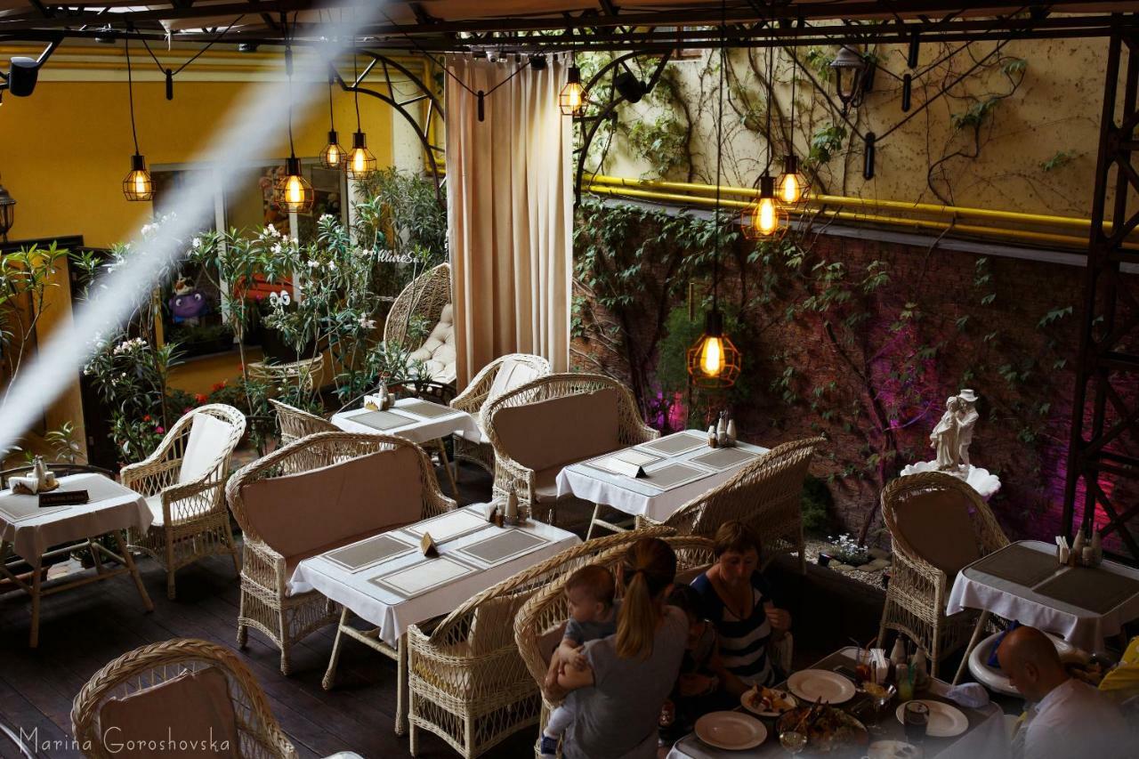 Allureinn Hotel And Spa Чернивци Екстериор снимка