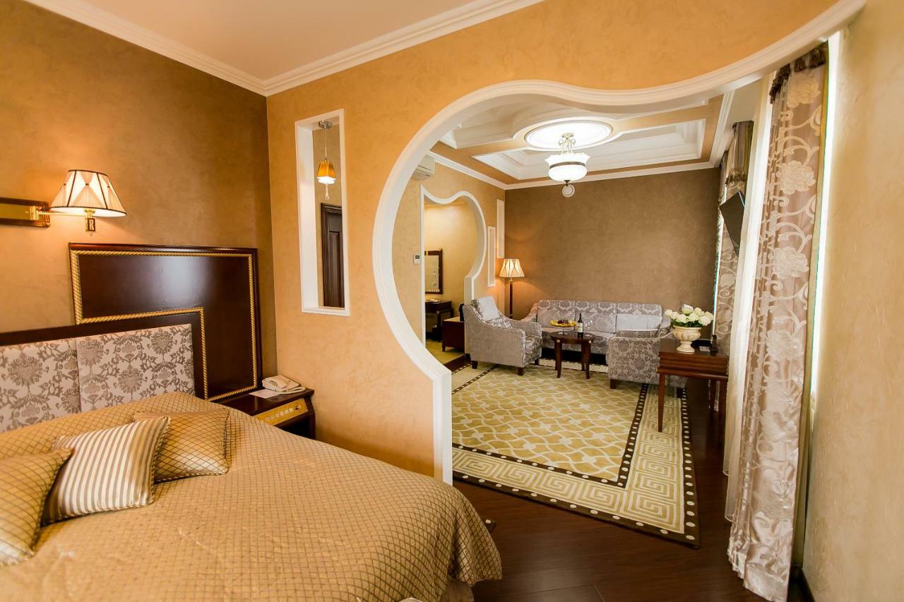 Allureinn Hotel And Spa Чернивци Екстериор снимка