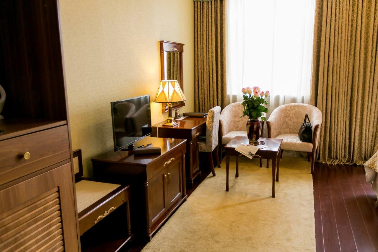 Allureinn Hotel And Spa Чернивци Екстериор снимка