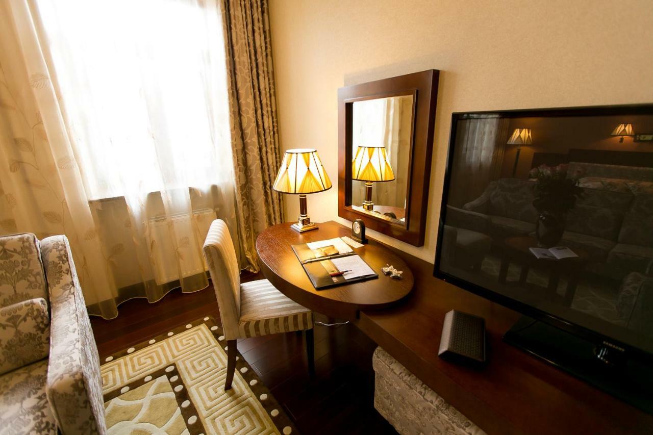 Allureinn Hotel And Spa Чернивци Екстериор снимка