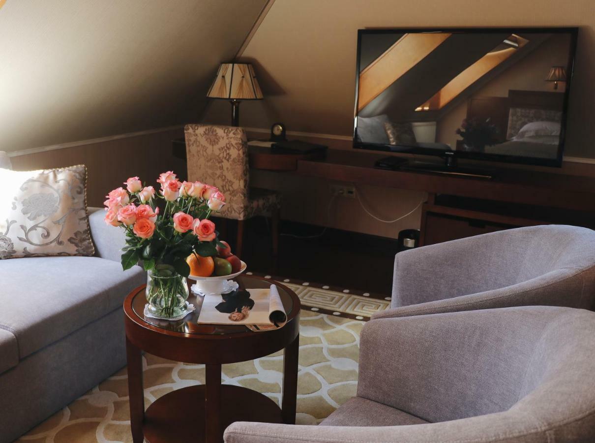Allureinn Hotel And Spa Чернивци Екстериор снимка